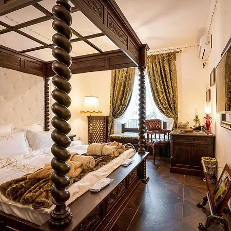 Apartment Private Museum With Antique Decor *