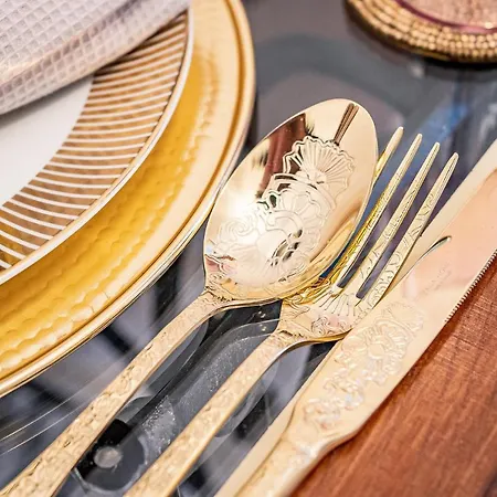 Apartment Private Museum With Antique Decor *