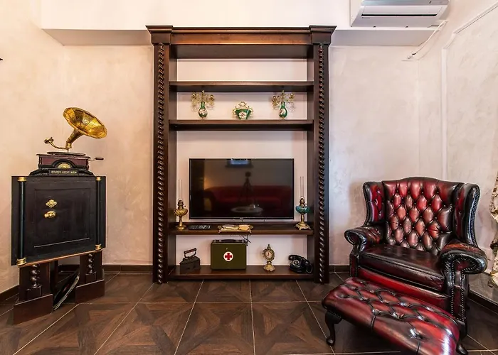 Private Museum With Antique Decor Bükreş