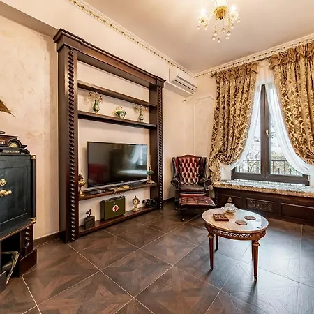 Appartement Private Museum With Antique Decor